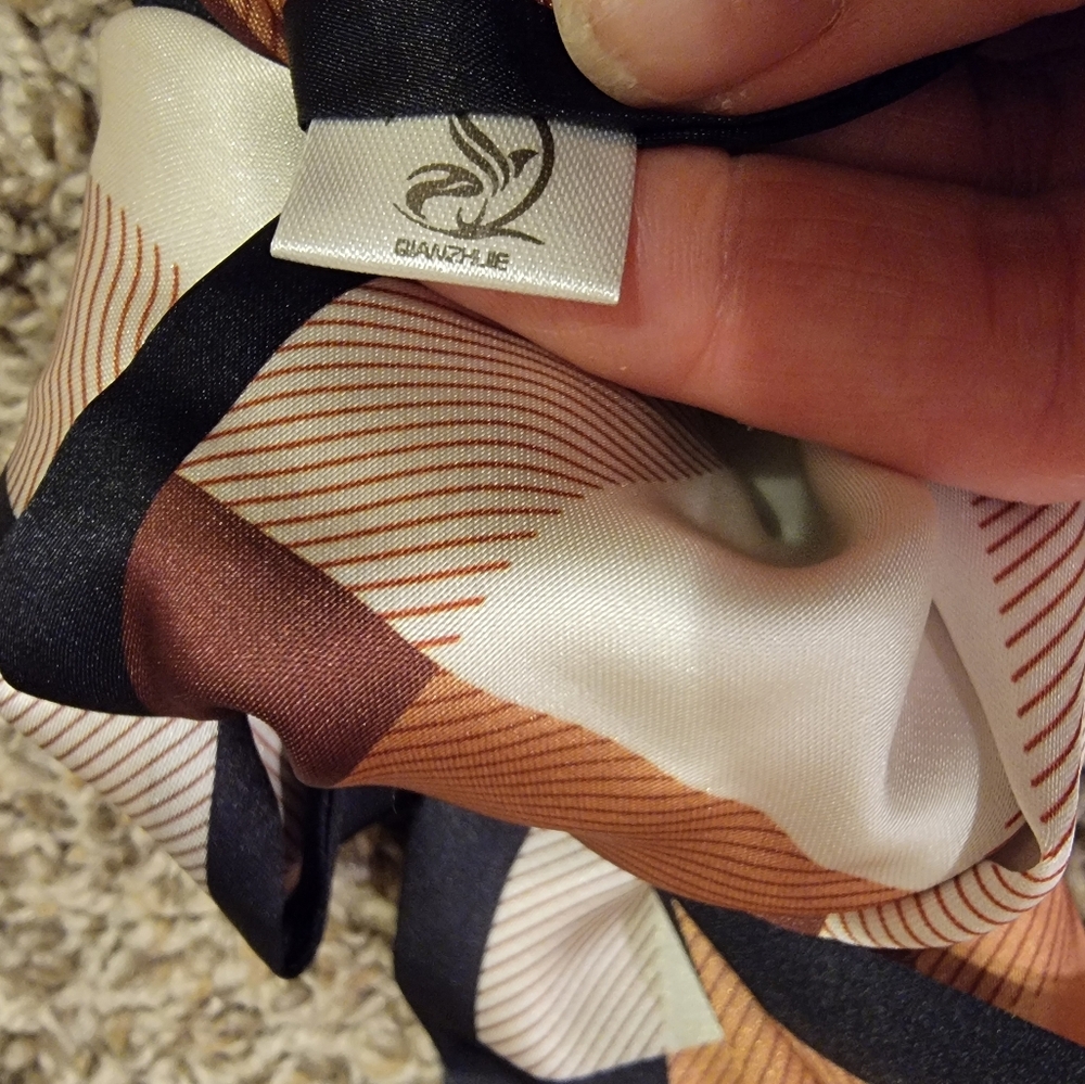 Plaid silk like scarf - Picture 8 of 9